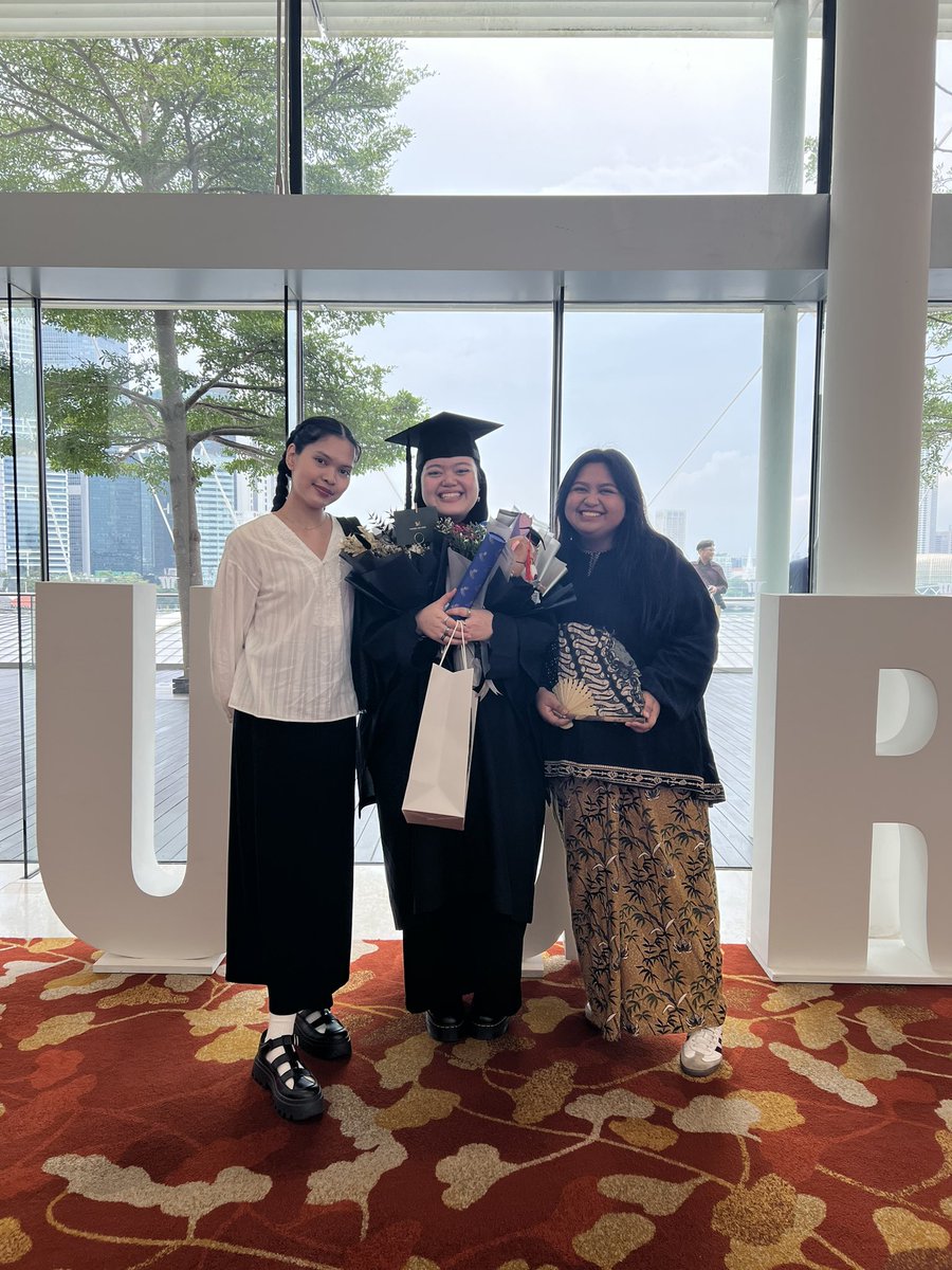 jcu_singapore's tweet image. 🎉 Cheers to the graduates! Your dedication has paid off. Now it’s time to step confidently into the future and make it your own! #JCUGrad #CapsOff #JCUSingapore