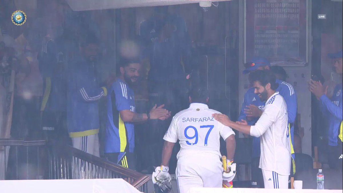 msd77777707's tweet photo. Standing ovation for Sarfaraz and Pant. 

- A stellar show by both the 2016 U19 batch boys! ❤️ https://t.co/gPU8r2ESp5