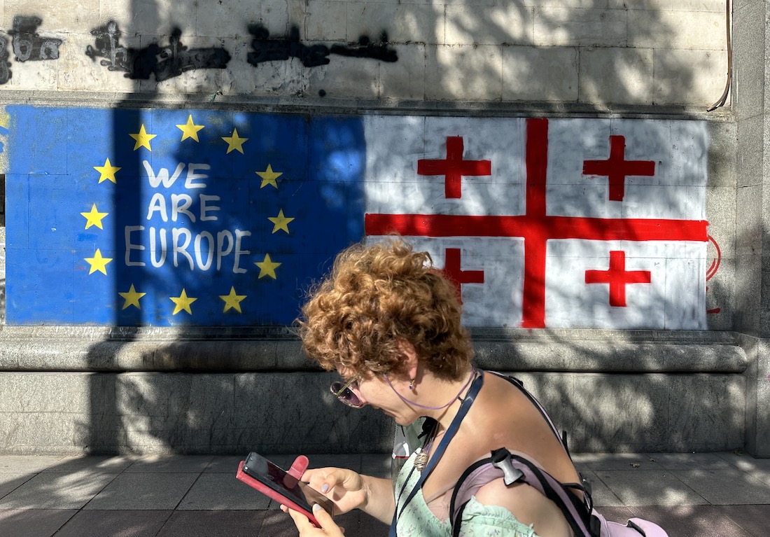 Voxeurop en français (@voxeuropfr) on Twitter photo ✍️ "L'humeur en #Géorgie 🇬🇪 est prudemment optimiste. Les gens sont réveillés, mais ils doivent rester vigilants” - À quelques jours d'élections cruciales 🗳pour l'avenir du pays, <a href="/AnnaGvarishvili/">Anna Gvarishvili</a> partage son analyse depuis Tbilissi. #GeVote2024
voxeurop.eu/fr/?p=2565737 ✍️ "L'humeur en #Géorgie 🇬🇪 est prudemment optimiste. Les gens sont réveillés, mais ils doivent rester vigilants” - À quelques jours d'élections cruciales 🗳pour l'avenir du pays, <a href="/AnnaGvarishvili/">Anna Gvarishvili</a> partage son analyse depuis Tbilissi. #GeVote2024
voxeurop.eu/fr/?p=2565737