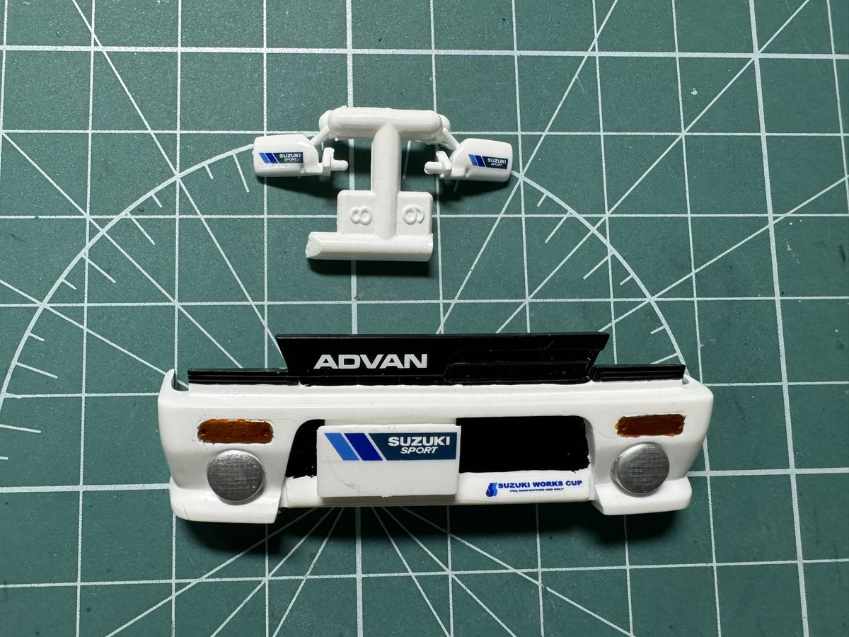 kiyobinbo_1971's tweet photo. アルトワークス ツーリングN1仕様
カーナンバー貼りました
ウインカーの塗装
キャビン部分組み立て
さて、ボディをクリアコートするかどうか、考え中🤔
#フジミ
#スズキ
#アルトワークス
#CA72 https://t.co/N9IOVI799e