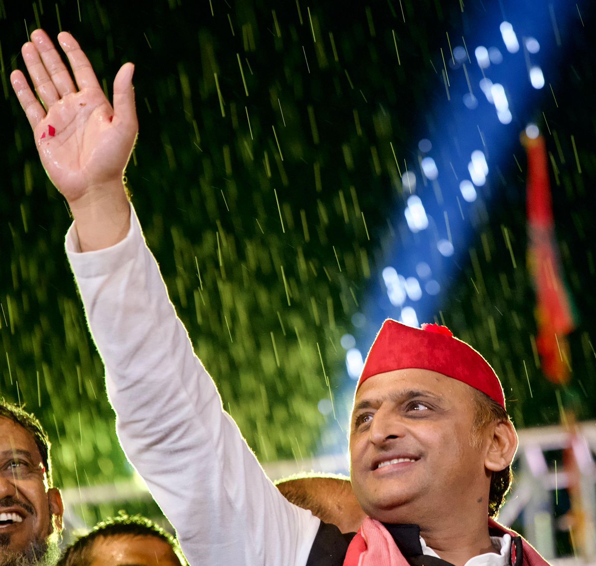 "बारिश की बौछार 
PDA की ललकार।"

माननीय राष्ट्रीय अध्यक्ष श्री अखिलेश यादव जी, मालेगांव जनसभा, महाराष्ट्र।