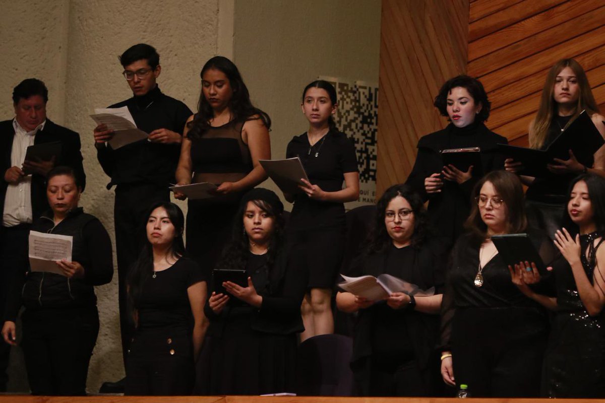 OSEMoficial's tweet photo. Agradecemos a nuestro público por acompañarnos en el espléndido #Programa7 bajo la batuta del director huésped, Natanael Espinoza.
Aplausos al maestro Dennis Arce, marimbista, y a las voces femeninas del @OficialCOMEM por este gran concierto.
#La151
#ElPoderDeServir https://t.co/KzCU6ziKg6