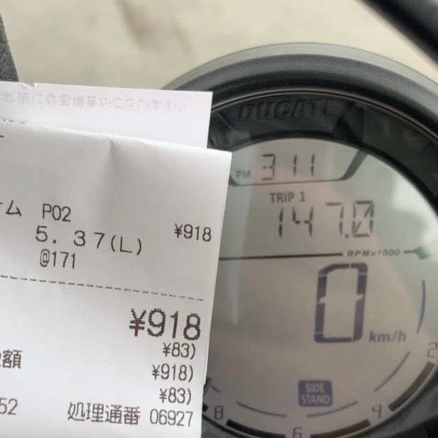 GunjiAmane's tweet photo. ガソリンメーターがない仕様なので、150km弱で念のためガソリン入れたんだけど、

147÷5.37 = 27.3km/L

わりと回して乗るのがよいというドゥカティの謎仕様なのか、いい燃費出たかも。

タンクが14Lだとすると推定航続距離は380kmくらい？

#DUCATI  #Scrambler #Sixty2 #ドゥカティスクランブラー https://t.co/FwJPgrFQ3Z