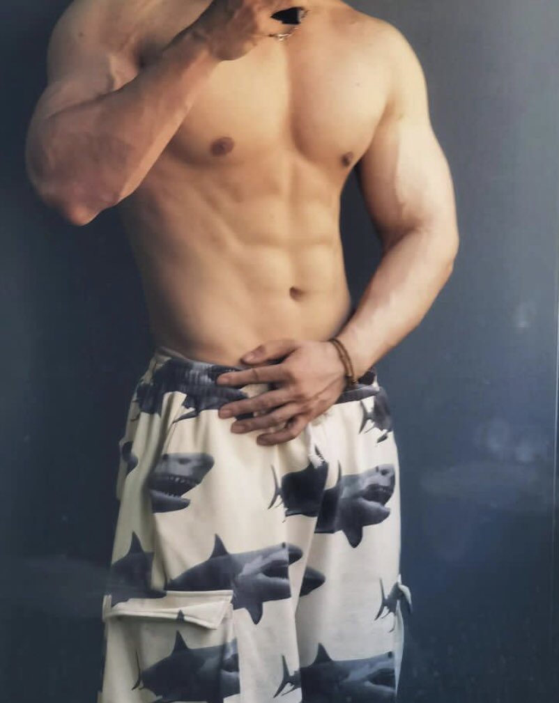 ChenNuo47's tweet photo. choose one #肌肉男 #男妈妈 #胸肌 #腹肌 #健身 https://t.co/02NEIAQPbW