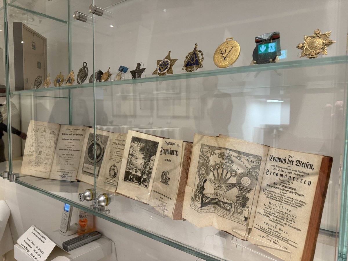 Gestern war ich zu einem Vortrag in eine Münchner Freimaurerloge eingeladen. Es war mein erster Kontakt zu erklärten Freimaurern und der erste Besuch eines katholischen Priesters in den Räumen dieser Loge. Wir haben, glaube ich, viel voneinander gelernt.

#Freimauer #Kirche