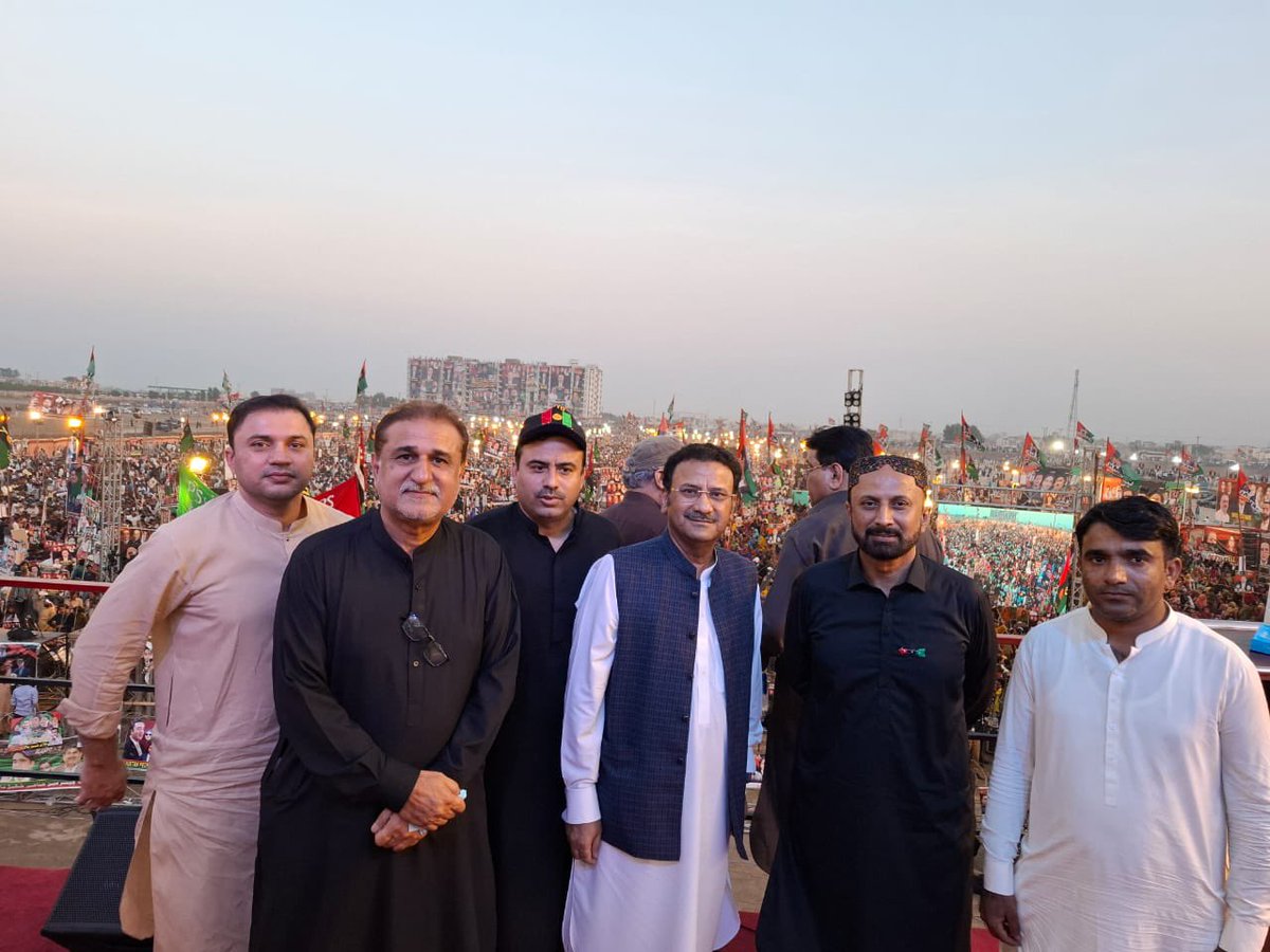 JavedNLaghari's tweet image. حیدراباد۔۔
یوم شھدا کارساز 18 آکتوبر عظیم الشان جلسہ سے چیئرمین بلاول بھٹو زرداری کا خطاب۔۔۔
چیئرمین بلاول بھٹو نے لاکھوں لوگوں سے خطاب کیا اور شھدا کے خاندان سے ملاقات کی۔

پیپلز یوتھ نے بھرپور شرکت کی ، پورے سندھ سے قافلوں نے جلسہ میں شرکت کی۔ 
# ShuhadaEJamhuriyat #PYOSindh