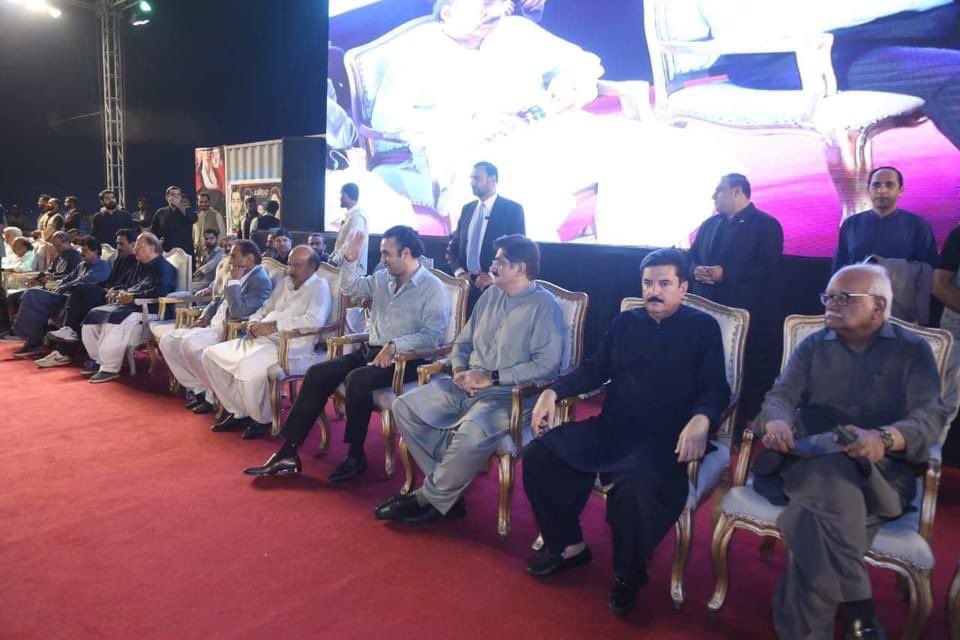 JavedNLaghari's tweet image. حیدراباد۔۔
یوم شھدا کارساز 18 آکتوبر عظیم الشان جلسہ سے چیئرمین بلاول بھٹو زرداری کا خطاب۔۔۔
چیئرمین بلاول بھٹو نے لاکھوں لوگوں سے خطاب کیا اور شھدا کے خاندان سے ملاقات کی۔

پیپلز یوتھ نے بھرپور شرکت کی ، پورے سندھ سے قافلوں نے جلسہ میں شرکت کی۔ 
# ShuhadaEJamhuriyat #PYOSindh