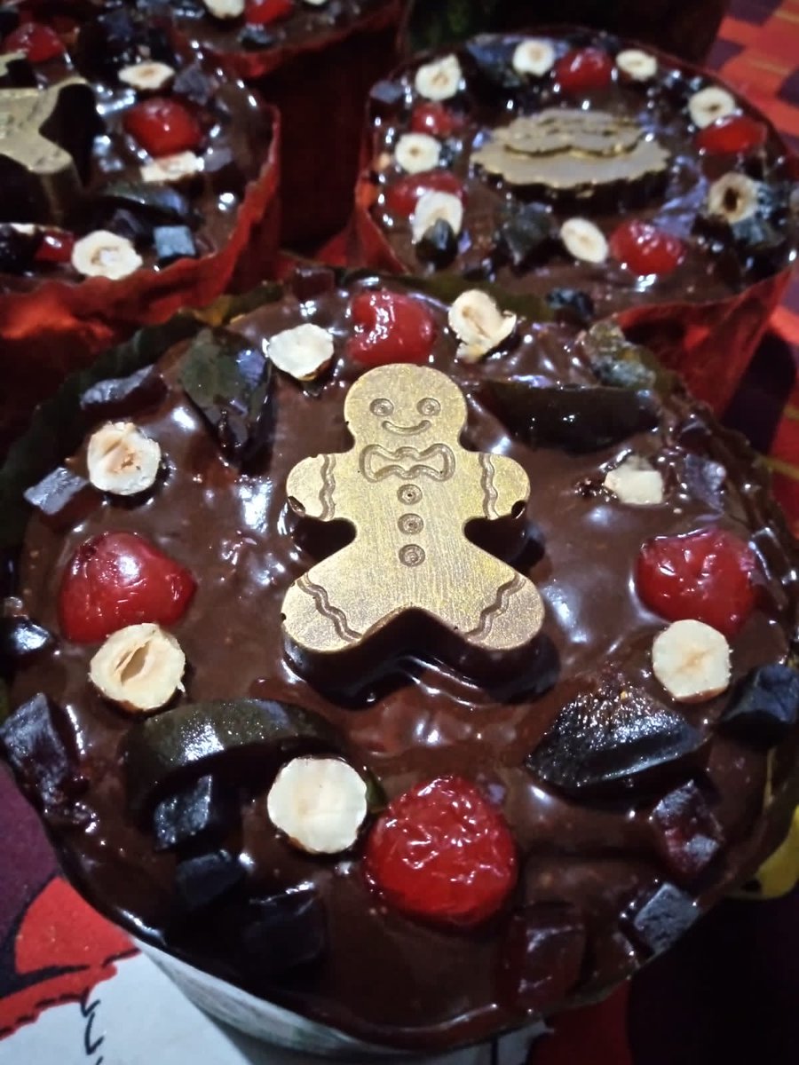 silvanledesma's tweet photo. Les presento nuestro delicioso Pan de Pascua, edición gourmet.  Está relleno de nueces, pasas, frutas confitadas, trozos de higos La coraza está cubierta de chocolate perfumado con whisky y decorado con avellanas,cerezas,higos y frutas confitadas #navidad #pandepascua #panettone https://t.co/pN5HBB4nyF