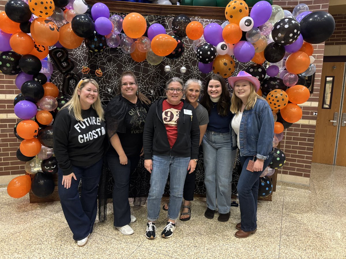MrsSchoppRMS's tweet photo. Boo Bash 2024 in the books!! #HomemadeCostumes π§‘π€π§‘π€ https://t.co/Vd7159pBpB