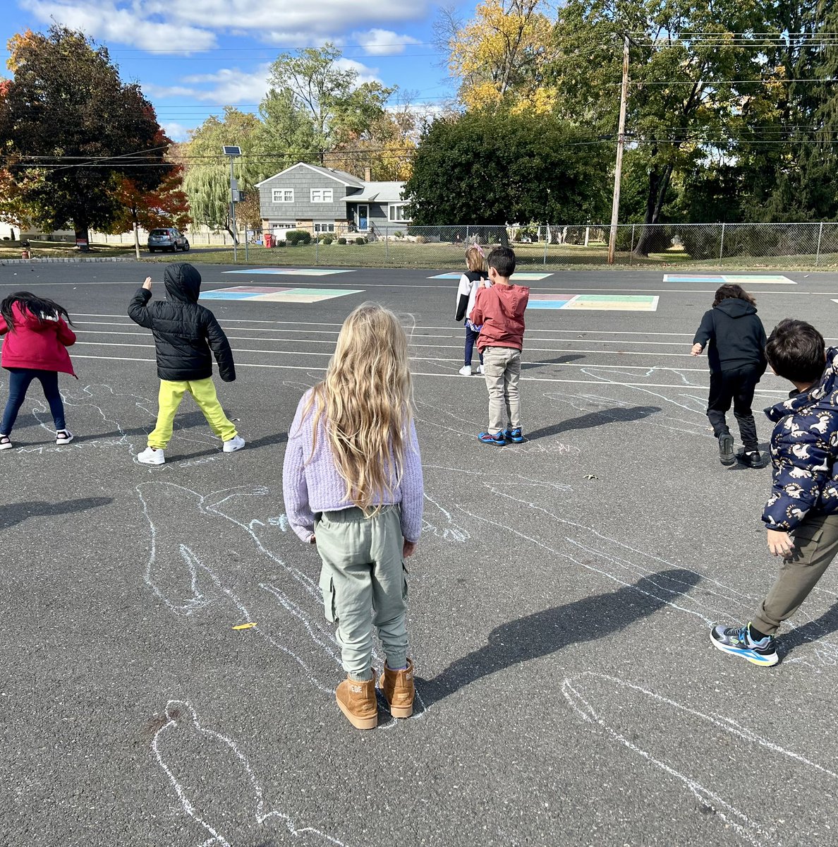 In Science, students explored how shadows are created. They also observed what happened to their shadows over the course of the school day. The position of the sun in the sky changed, so the location and length of their shadows also changed!☀️👤 <a href="/RobertHunterES/">Robert Hunter</a> <a href="/FlemRarSchools/">FlemRarSchools</a>