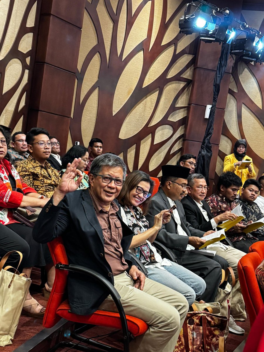 Rocky Gerung dukung paslon mas Pram-bang Doel untuk Jakarta lebih melenting. 

#JakartaMenyala