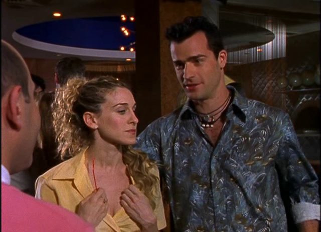 Cat Ran - 2 pic. Through countless re-watches of this series, I have somehow never noticed this unhinged hair extension situation they have Carrie rocking here. Truly beyond. Desperate to know if poorly executed or intentionally quirky. https://t.co/Vl1kGSayQJ