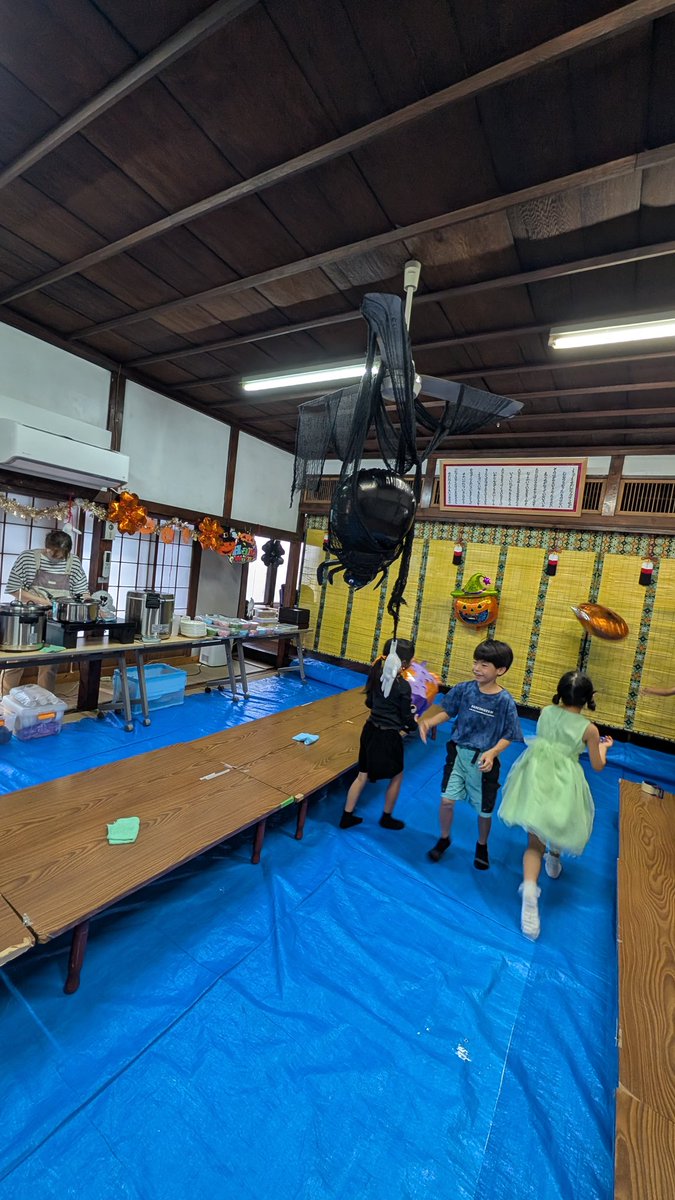 youkishokudo's tweet photo. 本日　10/19
12時〜14時
幸町陽気こども食堂
ハロウィンパーティー
教会内でのご飯の予約は一杯ですが

外では
12:30より
ゲームコーナー
綿菓子
かき氷
佐々木テーラーさんから
のお菓子のプレゼントも
ありがとうございます。　

来てくれたこどもに配りますので
是非遊び来て下さい https://t.co/eSw4ltmbp1