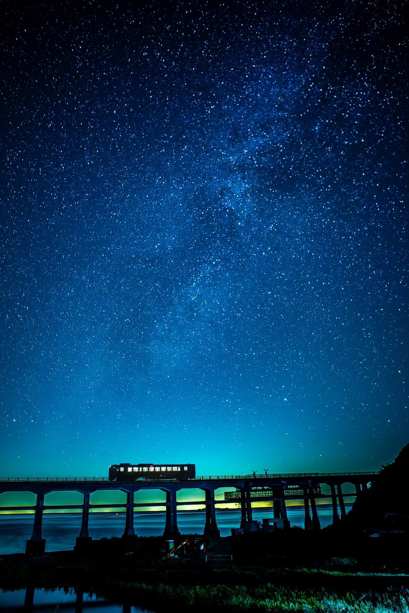 HarborLight1211's tweet photo. 聞こえてくる優しい波の音に夜空には満天の星、その下を単行のキハ40系が橋梁をコトコトと渡っていきました。 https://t.co/9Hi1SESjAm