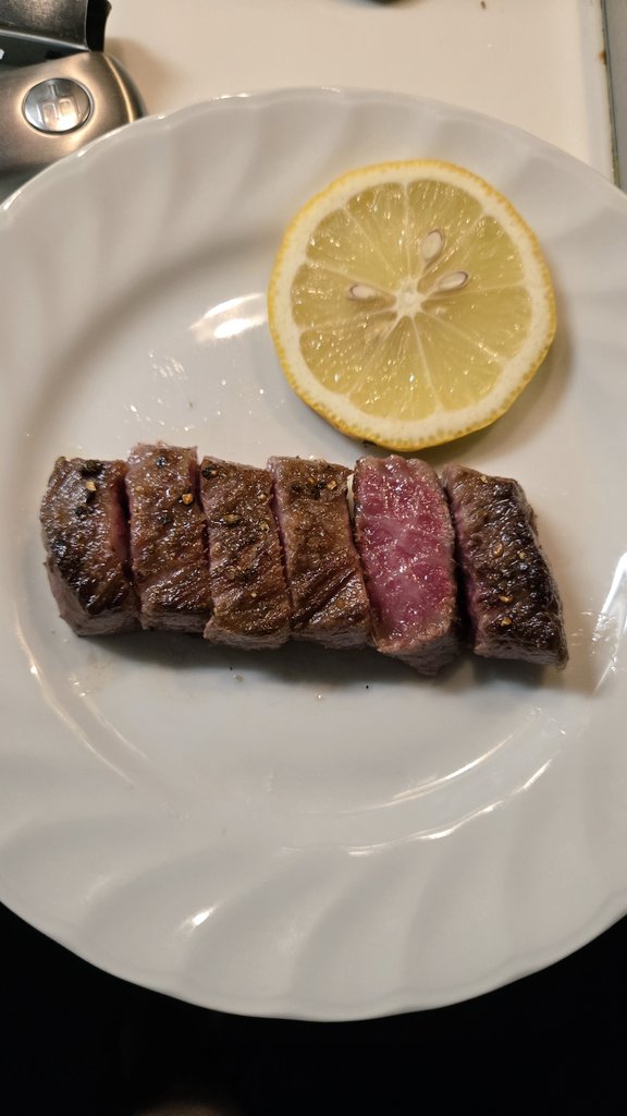 SakyoLivepro's tweet photo. 嫁が買ってきた半額超高級肉美味しかったです https://t.co/5G7DQAIvlG
