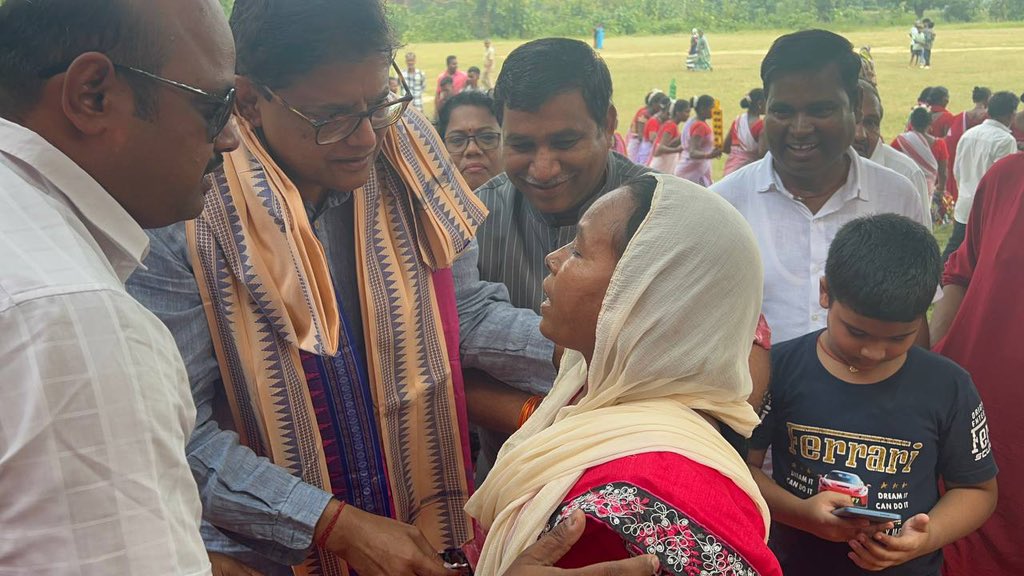 PandaJay's tweet photo. Yesterday, on the sidelines of a @BJP4India membership drive in Odisha's Sundargarh district, this Adivasi lady insisted on giving me ₹100 to "convey thanks" to PM @narendramodi
She brushed aside my demurrals & explanations that it wasn't necessary, & simply would not take no for an answer until i finally relented.
This is a reflection of the transformation that Odisha & Bharat is experiencing.
Jai Jagannath 🙏🙏🙏