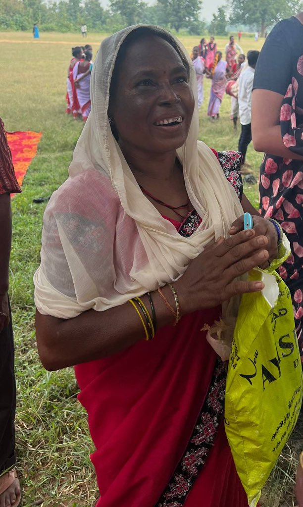 PandaJay's tweet photo. Yesterday, on the sidelines of a @BJP4India membership drive in Odisha's Sundargarh district, this Adivasi lady insisted on giving me ₹100 to "convey thanks" to PM @narendramodi
She brushed aside my demurrals & explanations that it wasn't necessary, & simply would not take no for an answer until i finally relented.
This is a reflection of the transformation that Odisha & Bharat is experiencing.
Jai Jagannath 🙏🙏🙏