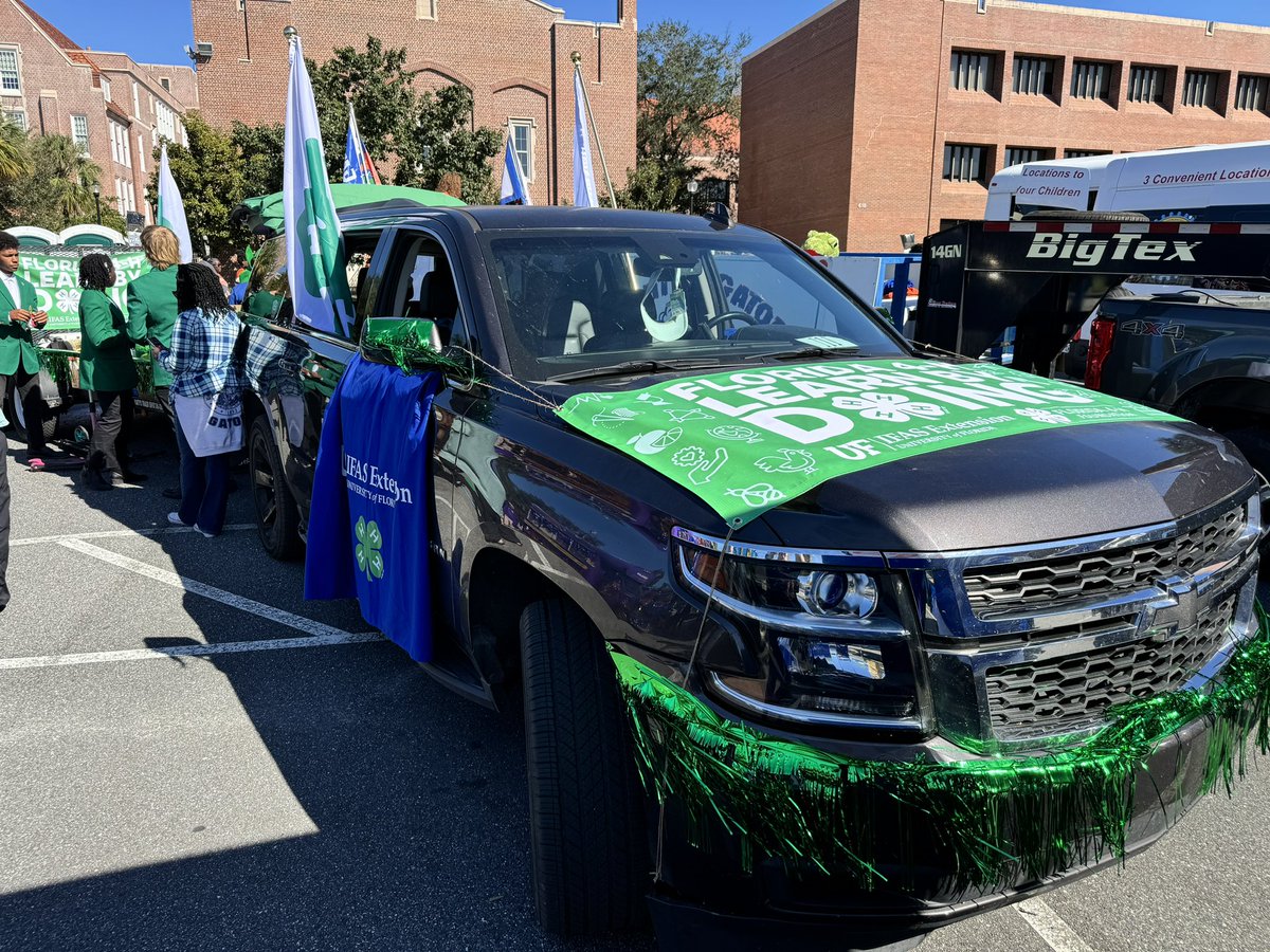 caylinlea's tweet photo. So much fun celebrating @uflorida #homecoming with @Florida4H. #4H State Officers, members, volunteers and alumni collegiate 4-H’ers all joined in the fun 🍀💙🐊 #GoGators #UFHomecoming #landgrant #tradition  #Florida4H https://t.co/ybZZSIc9CC