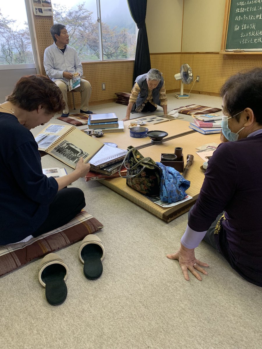otodama_radio's tweet photo. 杜のアート展スタート
地域の人たちが集まって同窓会さながらの景色が立ちあがる。写真、サウンド、お茶などを通して展示会場が交流の場になっていく。近況報告やらなにやら。僕にとってローカルすぎるアート展で見たい景色のひとつはこうした風景。
真庭市旧富山小学校校舎にて
杜のアート紙です。 https://t.co/ULQ8GkuNZR