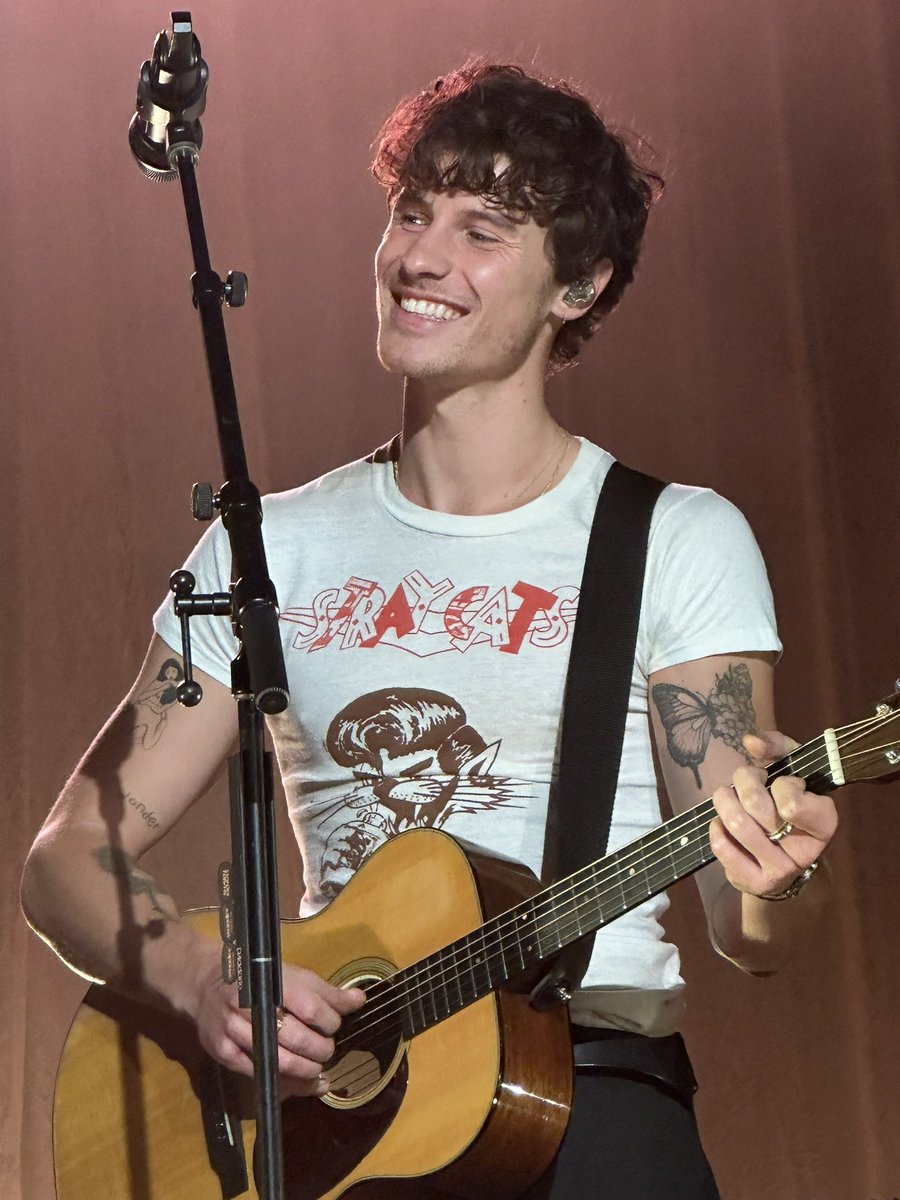 etrnlshawn's tweet photo. the tshirt the tattoos there's so much going on in this pic https://t.co/uTvGKYCzSR