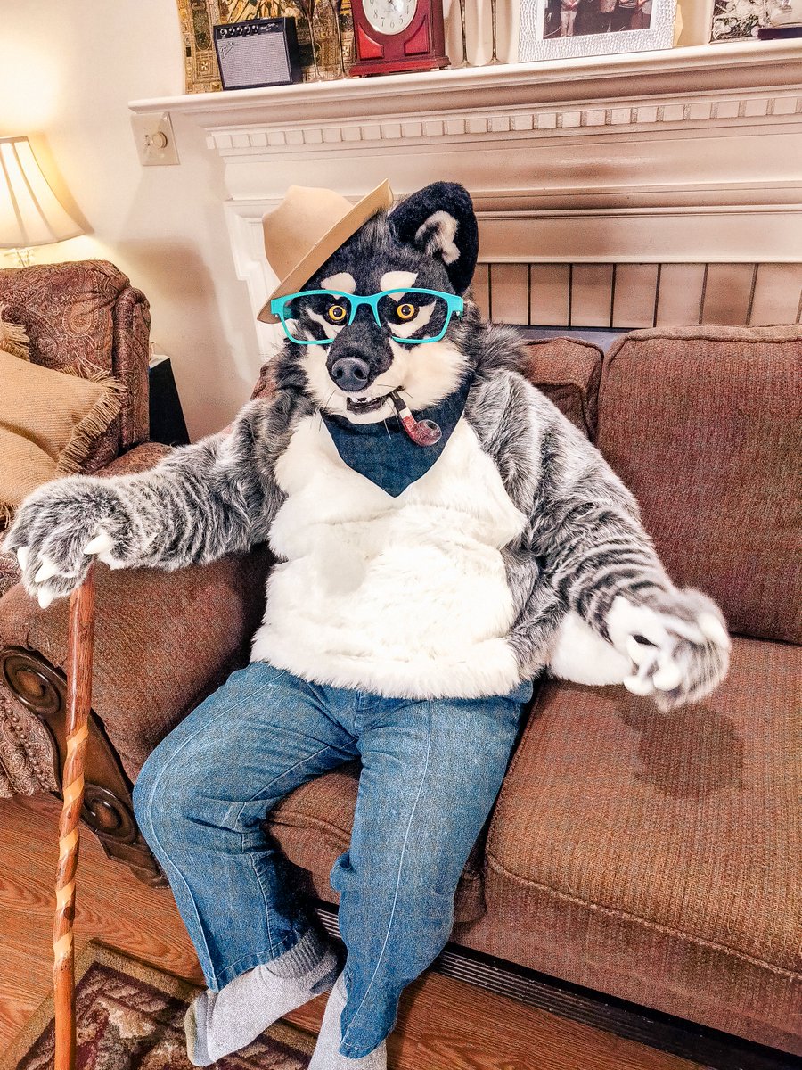 glosynge's tweet photo. In the 90s Dad would tease me about my "silly animal hobby."

I regret not fulfilling my perverse wish to debut my fursuit to him--a jocular gesture that I'm still his son, &amp; he's still my idiosyncratically accepting dad.

Offerin' a hug to those missing someone.

#FursuitFriday https://t.co/nQ2QzGQRMp