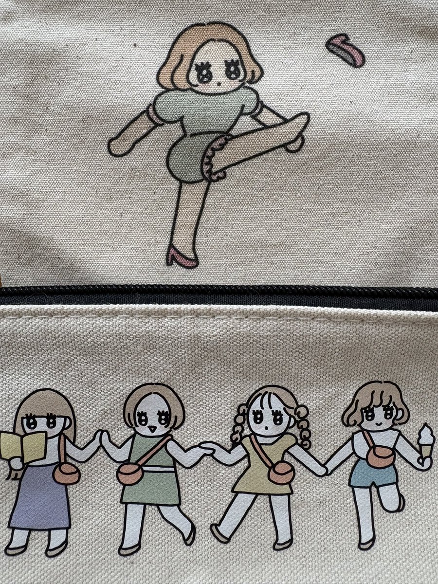 すいませ〜ん!グッズのサンプルなのですが印刷方法に迷ってます。
下の4人組の方が発色はいいけど端っこぺりぺり剥がれてこない?と心配で…(どちらも耐久性は同じとのことなので気持ちの問題らしい)
絵柄が違って比較しにくいかと思いますがどっちが好き?🥺 