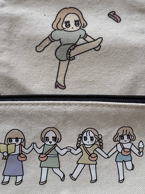 すいませ〜ん!グッズのサンプルなのですが印刷方法に迷ってます。
下の4人組の方が発色はいいけど端っこぺりぺり剥がれてこない?と心配で…(どちらも耐久性は同じとのことなので気持ちの問題らしい)
絵柄が違って比較しにくいかと思いますがどっちが好き?🥺 