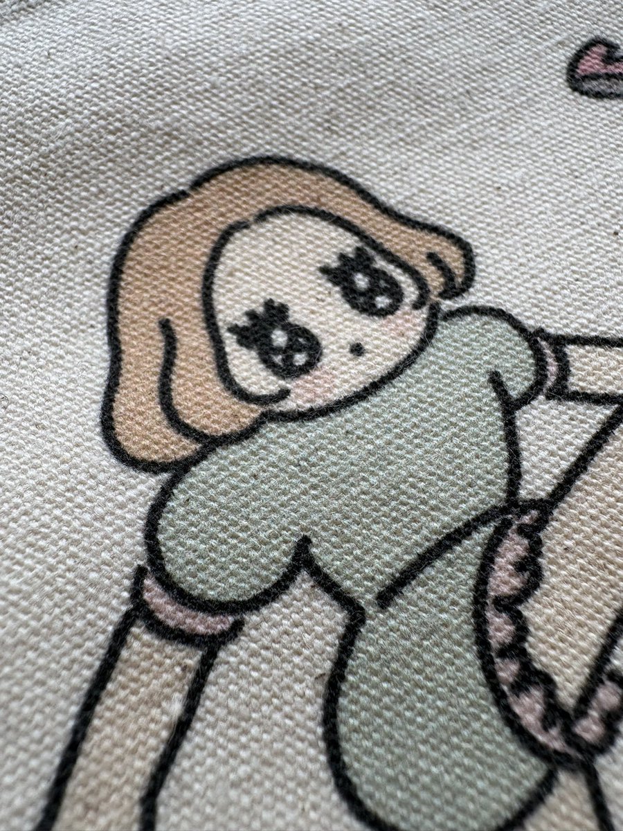 すいませ〜ん!グッズのサンプルなのですが印刷方法に迷ってます。
下の4人組の方が発色はいいけど端っこぺりぺり剥がれてこない?と心配で…(どちらも耐久性は同じとのことなので気持ちの問題らしい)
絵柄が違って比較しにくいかと思いますがどっちが好き?🥺 