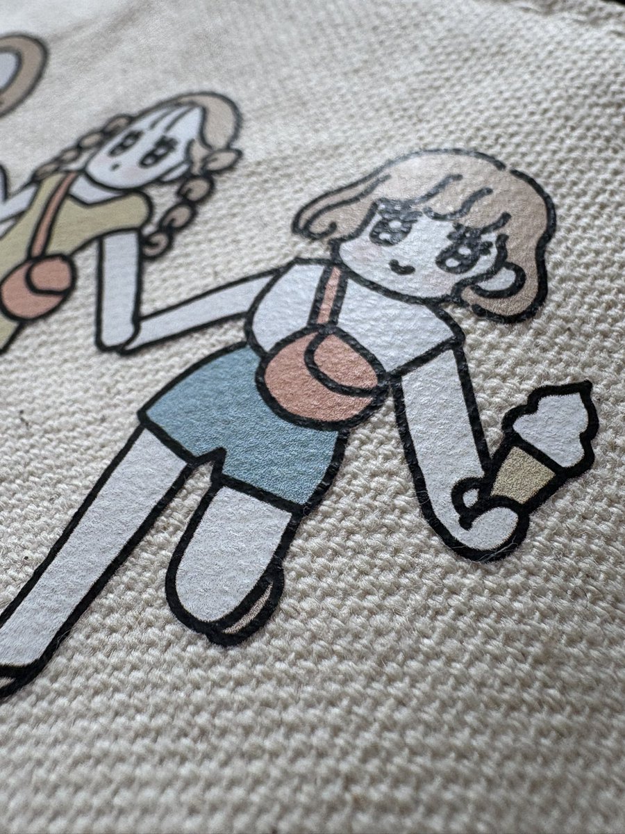 すいませ〜ん!グッズのサンプルなのですが印刷方法に迷ってます。
下の4人組の方が発色はいいけど端っこぺりぺり剥がれてこない?と心配で…(どちらも耐久性は同じとのことなので気持ちの問題らしい)
絵柄が違って比較しにくいかと思いますがどっちが好き?🥺 