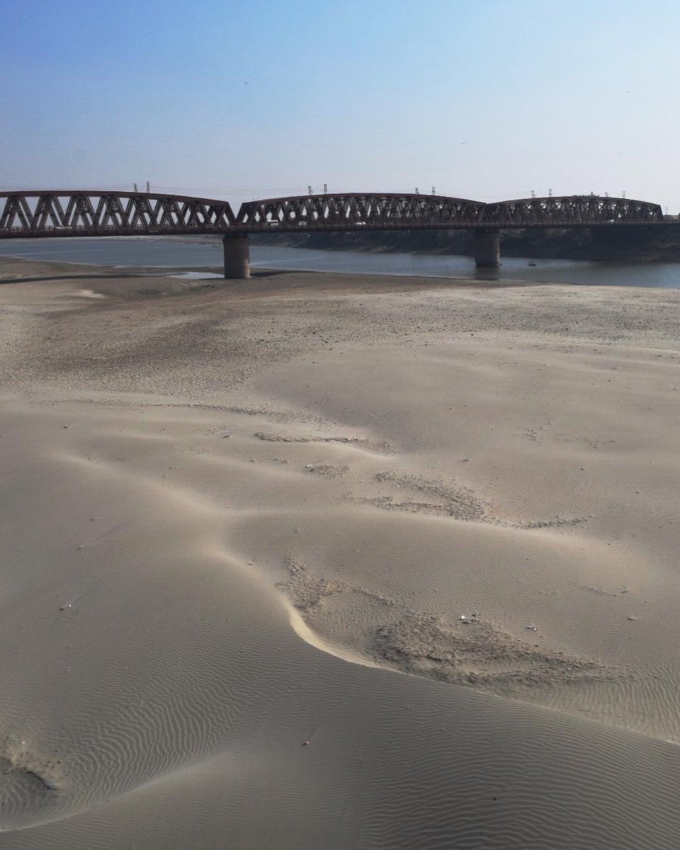 ZafarullahChawr's tweet photo. ناھي- سُجاڳ نہ ٿياسين تہ سنڌو درياءَ ۾ رُڳو واري نظر ايندي.

#SaveIndusRiver

#NoMoreCanalsOnIndus https://t.co/qncXWvWIyo