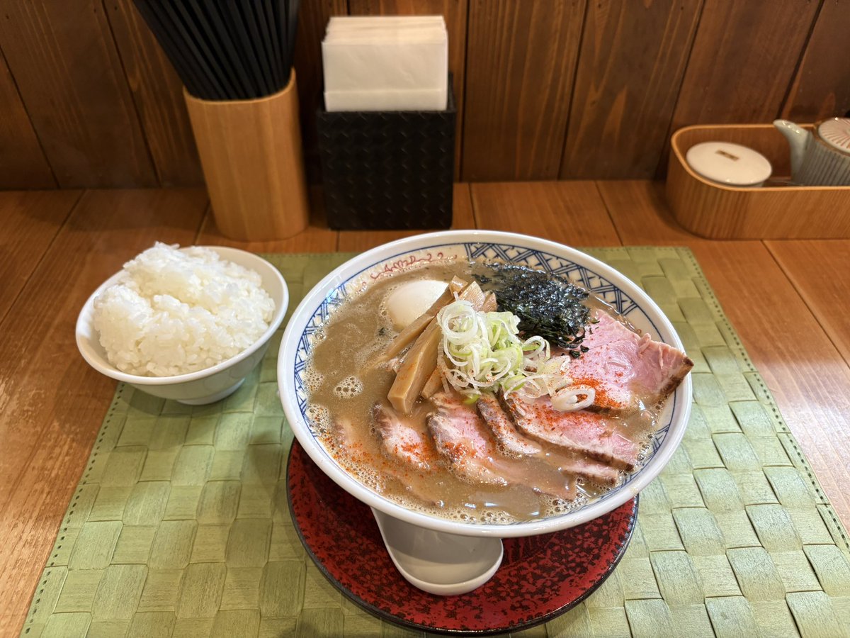 _watawa9's tweet photo. らぁ麺や　汐そば　雫
肉玉煮干し中華🍜1550円
ごばん🍚150円
鶏チャーシューがとても美味しいです😋

#汐そば雫 https://t.co/t96HbPAXPM