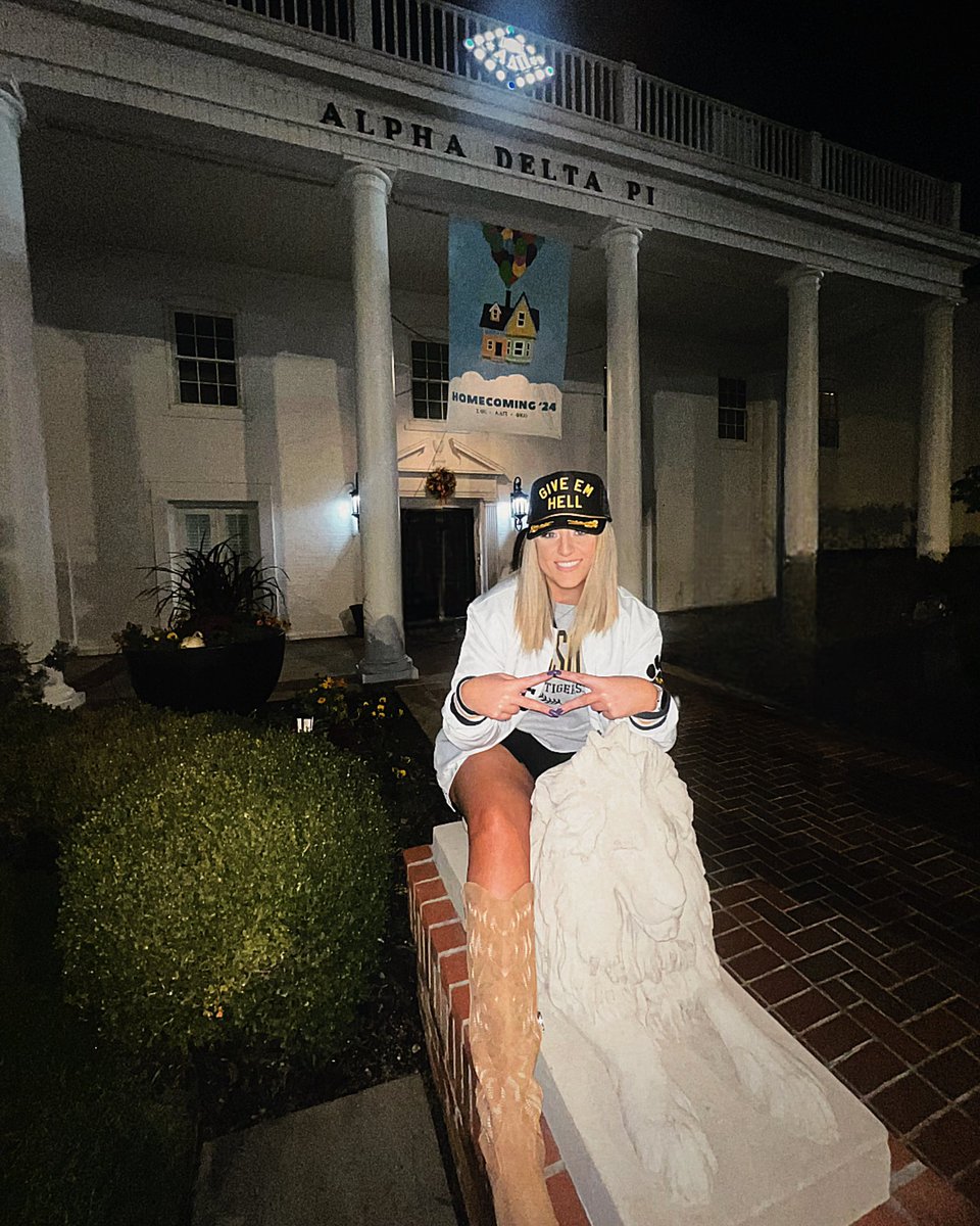 MaggieLJohnson's tweet image. • Diamonds are Forever • 🐯💎

#MIZ #Homecoming #ADPi