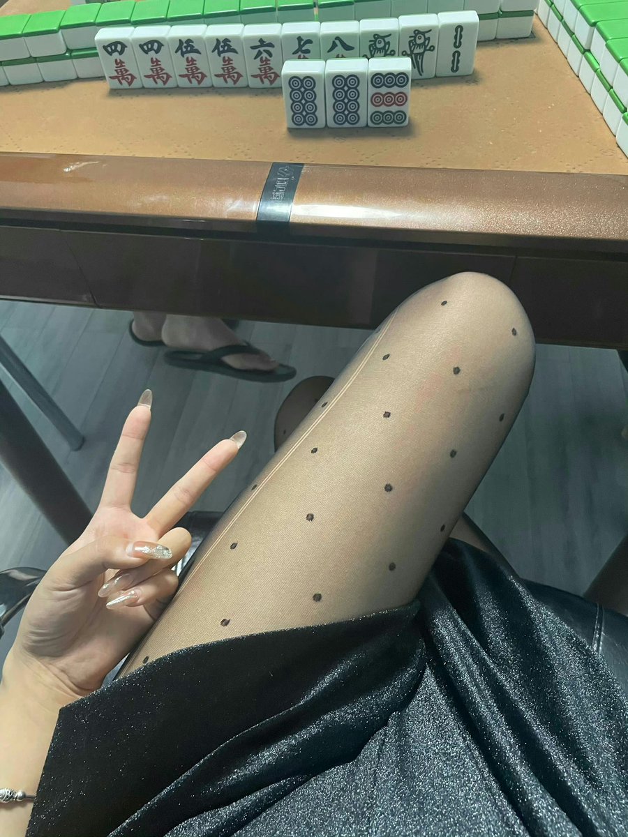 刚在健身房做完深蹲，感觉腿有点软，突然想到你在旁边扶着我，心跳加速 https://t.co/LMi8E7BQt5
