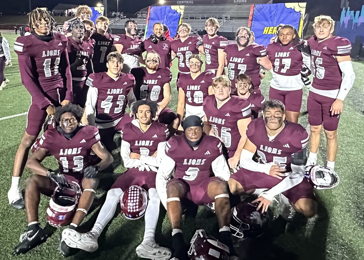 CoachUBrown's tweet photo. This is a special group of seniors! Lead us to a great region win tonight! Made plays and stayed connected! Love these kids to death! 

Let’s Keep Chopping! 

@LIONSTRONGFB https://t.co/28iuvR8qbB