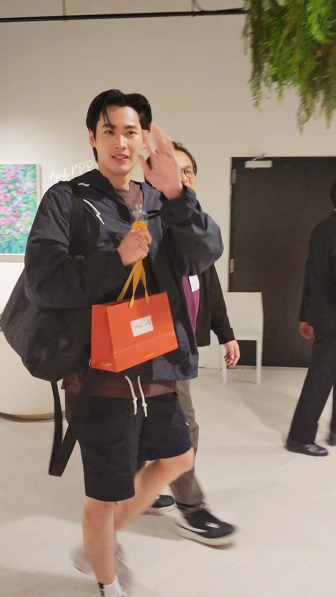 April_KPP's tweet photo. ตอนกลับนอกจากกระเป๋าแล้ว ที่ต้องถือเองก็ ถุงของฝาก 'จากน้อง' นี่แหละเนอะ 😝

KAOPP 1ST FAN MEETING
#KaoPP_RetroParty2024 https://t.co/35QTFpbaZC