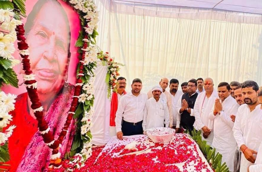 arunvermasp's tweet photo. बाराबंकी में पूर्व केन्द्रीय मंत्री स्वर्गीय बेनी प्रसाद वर्मा जी की धर्मपत्नी और पूर्व मंत्री श्री राकेश वर्मा की माताजी स्वर्गीय मालती वर्मा जी को श्रद्धांजलि अर्पित की और परिजनों से मिलकर शोक संवेदना प्रकट की। https://t.co/5VIXoeutRr