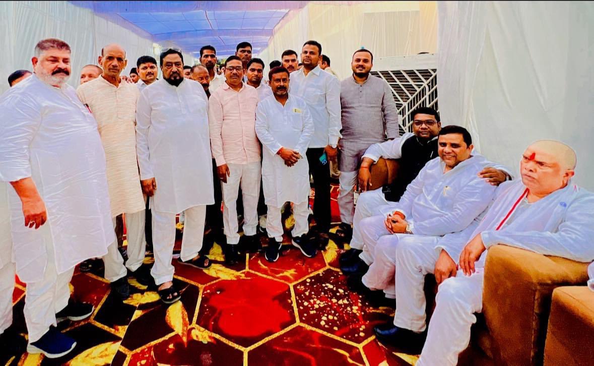 arunvermasp's tweet photo. बाराबंकी में पूर्व केन्द्रीय मंत्री स्वर्गीय बेनी प्रसाद वर्मा जी की धर्मपत्नी और पूर्व मंत्री श्री राकेश वर्मा की माताजी स्वर्गीय मालती वर्मा जी को श्रद्धांजलि अर्पित की और परिजनों से मिलकर शोक संवेदना प्रकट की। https://t.co/5VIXoeutRr