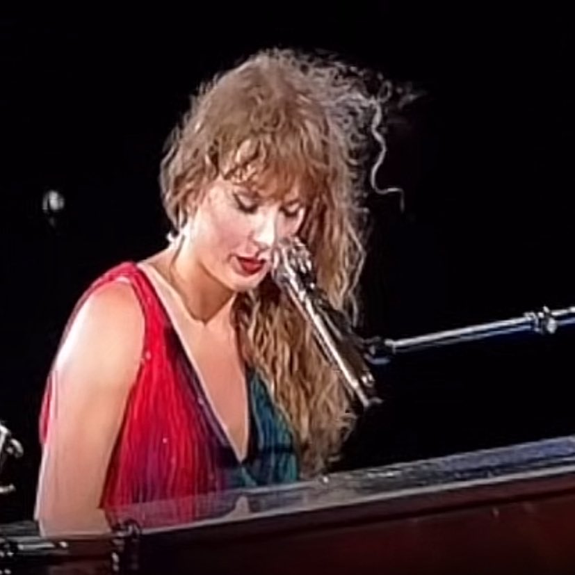 tswifterastour's tweet photo. 🚨| TAYLOR SWIFT PERFORMS A MASHUP OF "this is me trying" and "Daylight" FOR THE ERAS TOUR IN MIAMI! #MiamiTSTheErasTour https://t.co/xwjgdW4grw