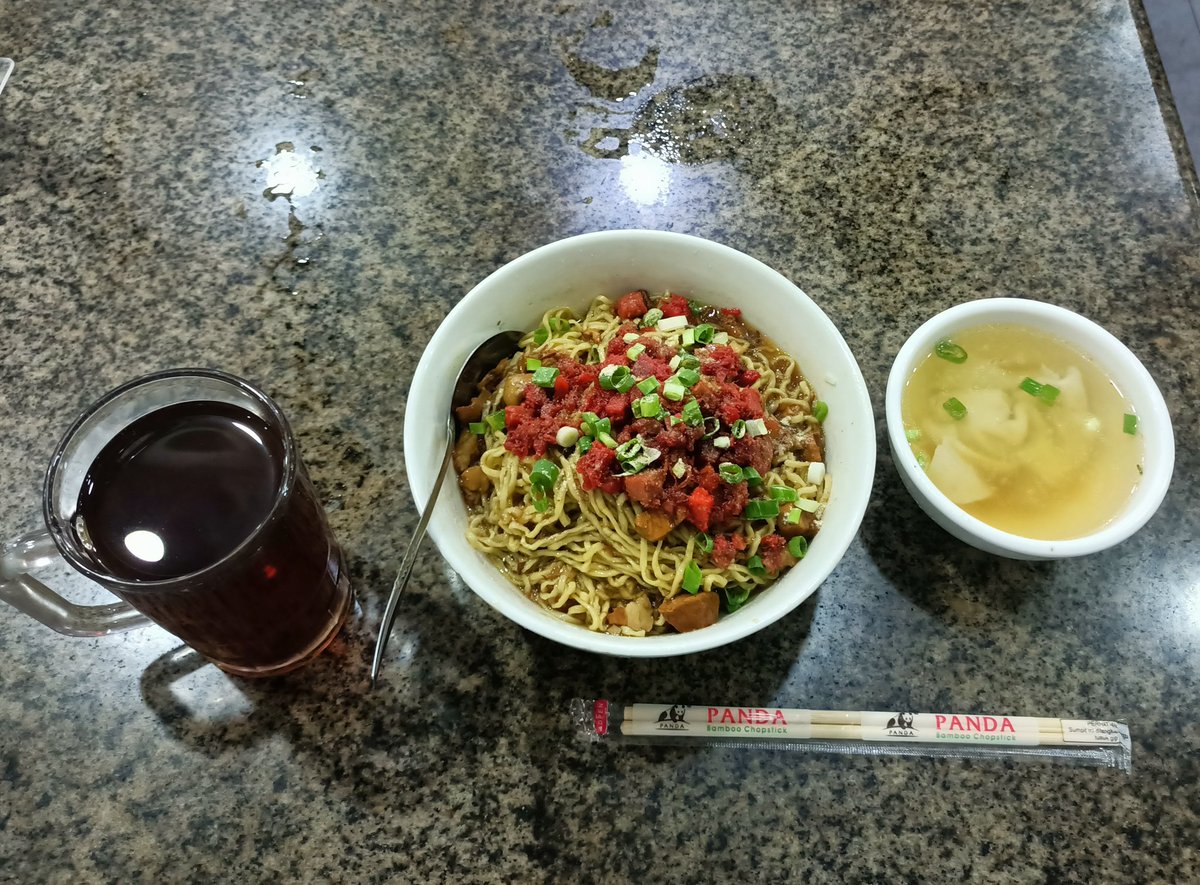 昨日の昼飯は、Bakmie Babi Jumbo(豚ラーメン大盛り)。
たまに食べたくなりますね！
ご馳走でした🙏