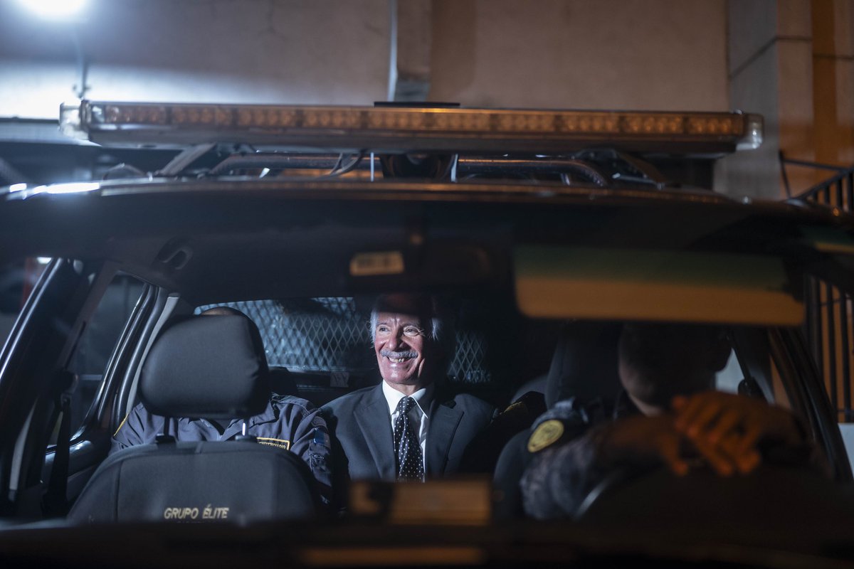 José Rubén Zamora a su salida de torre de tribunales al finalizar la audiencia de revisión de medidas.

Foto: <a href="/EdwinBercian89/">Edwin Bercián</a>