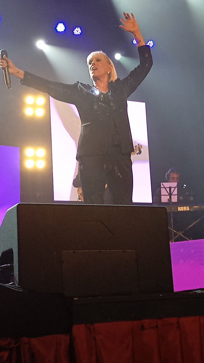 Gracias Por Tu Magia Por Hacerme Tan Feliz De Verte Brillar Arriba De Un Escenario Siempre Serás La Única e Incomparable Un Ser De Luz Propio Cuánto Te adoro Sabelo Un éxito el metro hermoso Show magico <a href="/valerialynch/">Valeria Lynch</a>  🇺🇾🇺🇾💙💙