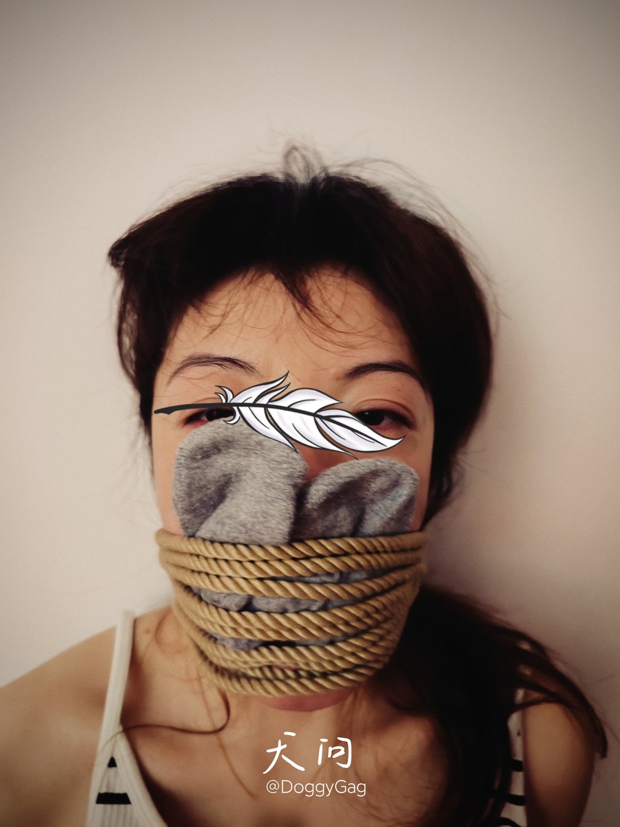 开案件会议的时候闻到桌下隐隐传来的脚臭味就已经开始忍不住了，下会后立马把两只袜子塞进嘴里，袜尖覆上鼻腔再用麻绳紧紧绑住，这才心满意足。
#恋足癖 #臭脚 #闻脚 #臭袜子 #麻绳 #捆绑 #羞辱 #气味调教 #反差 #律师 #职业装 #堵嘴 #勒嘴 #变态