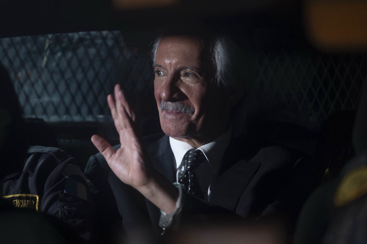 noficciongt's tweet photo. #LibertadParaZamora ⚖️ | Esta noche el periodista José Rubén Zamora fue beneficiado con arresto domiciliario. 

El juez Erick García, del juzgado segundo, argumentó que Zamora ya había excedido el tiempo de prisión luego de 812 días de ser ligado a proceso. 

Por razones de Derechos Humanos podrá recuperar su libertad. 

📸@EdwinBercian89