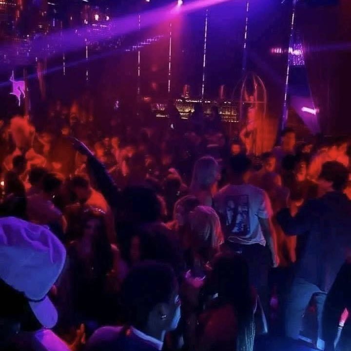 Guarromantico_'s tweet photo. Todos de fiesta // Yo viendo sus historias https://t.co/53tsYhCQev