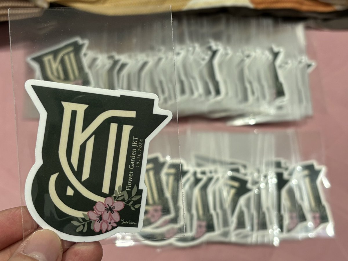 Rainbows_1226's tweet photo. Morning Boss Babies! I’ll be giving out some sticker freebies at #FLOWERGARDENinJAKARTA ❤️ 
Say hi to me to get a sticker 🌸🌺🌷🌹💐🌻

Thank you to @s3adolphin that helped me make this happen! ❤️
 
#KimJaeJoong #FlowerGarden https://t.co/VSqXTY8Qi9