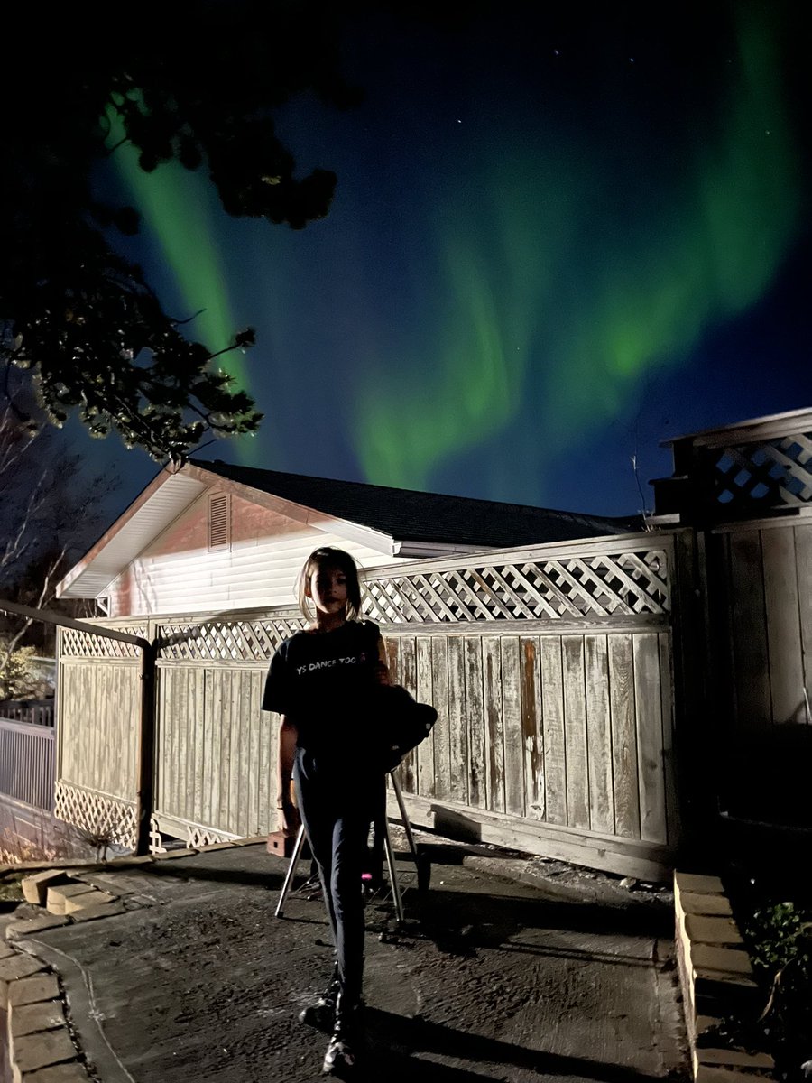 Wolfkitten85's tweet photo. Need a better phone camera one day for these sort of nights. #Yellowknife #NWT https://t.co/rV2EJxIA1l