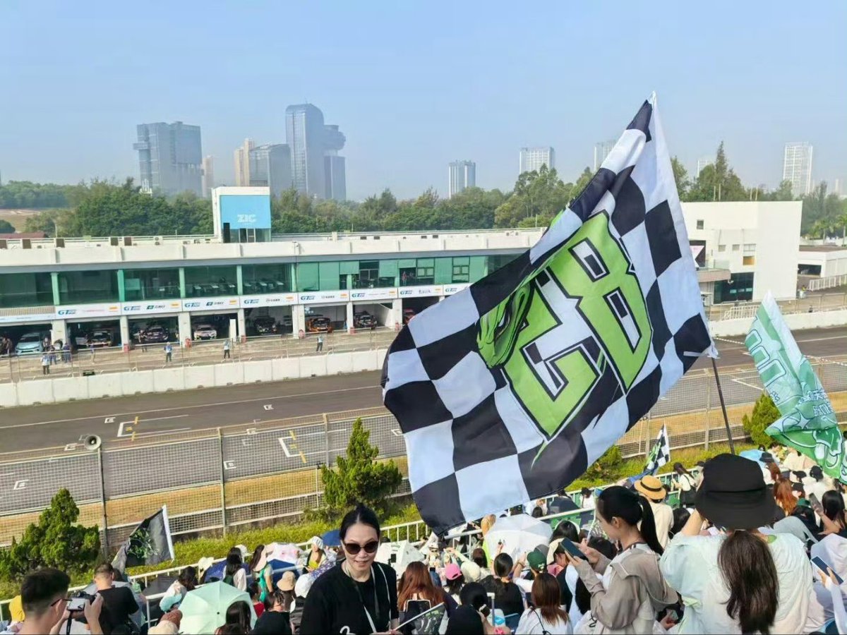 Chipper_Chom's tweet photo. แฟนคลับเข้าไปเชียร์น้องกันเยอะมาก แล้วแดดสนามแข่งอะแม่ เพื่อผู้ชายไหม้แดดนิดหน่อยก็ไม่เป็นไรแหละ นาทีนี้พายุไต้ฝุ่นมาก็ไม่กลัวแล้ว กลัวไม่ได้เชียร์เมนมากกว่า😂

WANG YIBO AT THE 1ST GT RACE
#YIBO85GTDebut https://t.co/XcWlFbSVMz