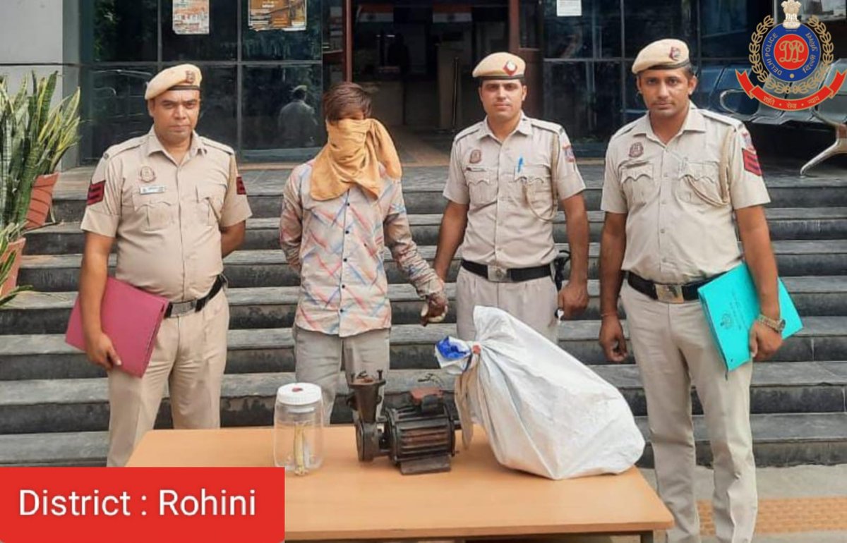 dcprohinidelhi's tweet photo. Under Operation #PARAKRAM, staff of PS Begumpur arrested a desperate criminal during vehicle checking. 01 button actuated knife & 02 stolen water motors recovered.06 cases solved. Previously involved in 06 cases.
#KeepingStreetsSafe
#DPUpdates
@DelhiPolice
@CPDelhi
@Ravindra_IPS https://t.co/Xm3zsOsJ1e