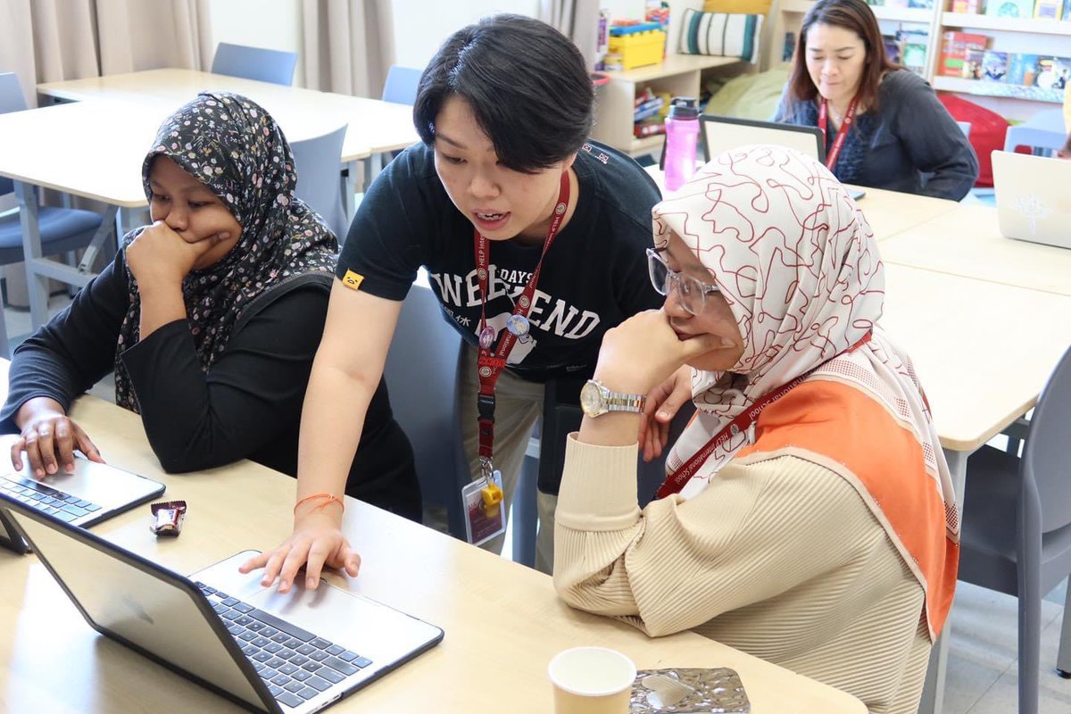 esthersspw's tweet image. Just completed an amazing AI differentiation training with our teachers! Great collaboration with @LingLitWong . Fantastic job, Ethan Raj and a big thanks to @ShumitaR for making it happen! #AI #Education #his_learning @InnovationHIS