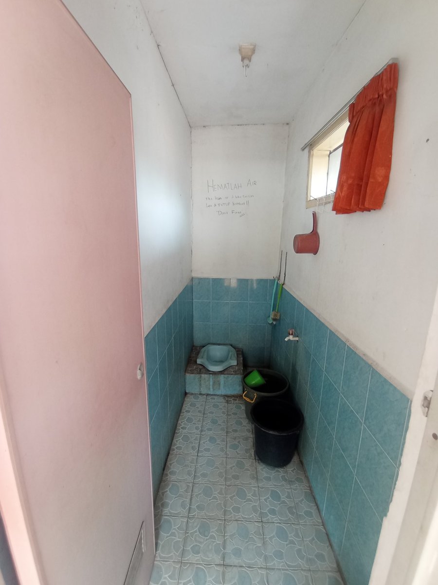YeagerC55217's tweet photo. @draftanakunpad2 Ada yang buat cewek juga tapi tinggal 1 kamar, 1 kamar mandi luar, tpi plusnya ada semacam rak https://t.co/vJiWAOvzj9